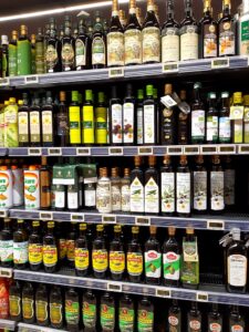 scaffale di oli al supermerato
